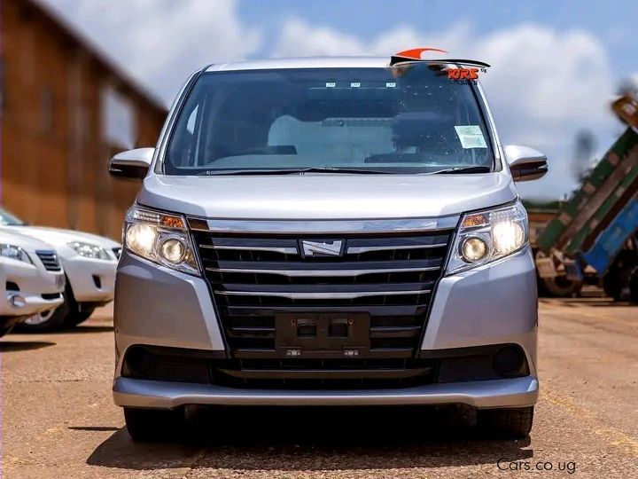 Toyota Noah 2022
